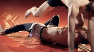 Mma eğitim sırasında iki karışımı savaşçıların şiddetli saldırıları.