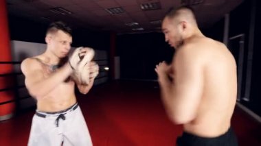 Boksör rakibini dövüş kulübü ile eğitiyor.