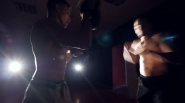 Dövüş kulübünde rakibi ile eğitim savaşçıdır.