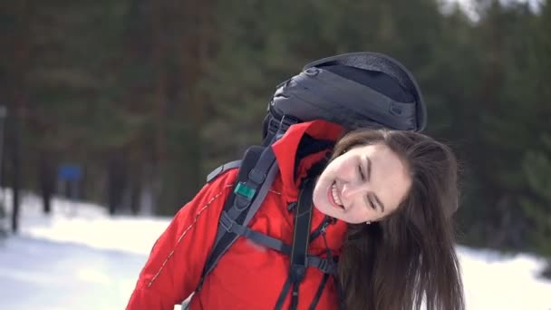 La joven turista está mostrando la belleza de su cabello . — Vídeos de Stock