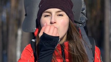 Onun elinden kar kapalı üfleme çekici turist kız.