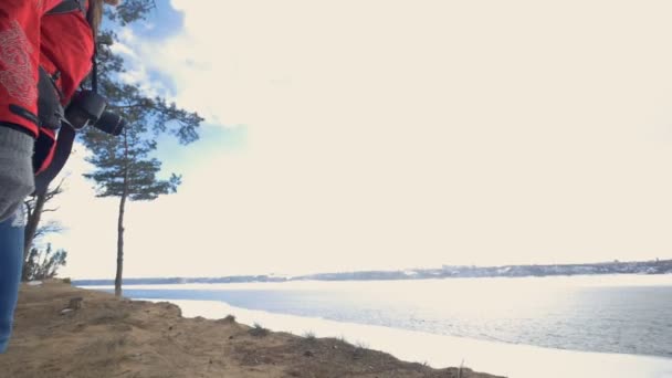 Туристична дівчина на березі озера . — стокове відео