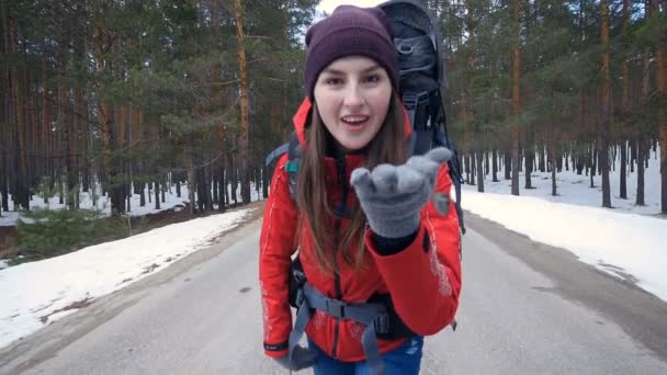 Toeristische meisje eist te volgen haar. Ze is dansen tijdens het lopen. — Stockvideo