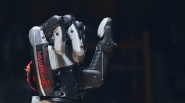 Robot el ağır çekimde açıyor.