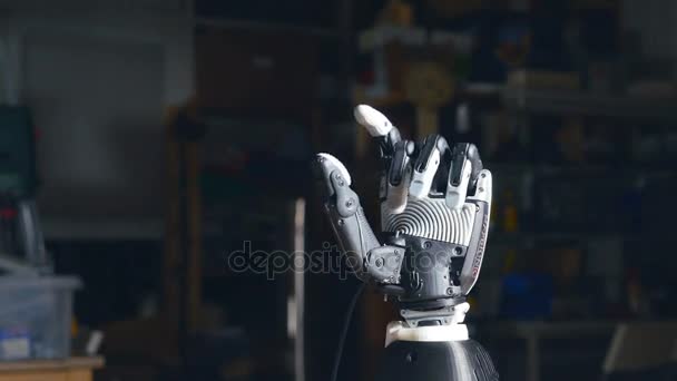 Finger der Roboterhand öffnen sich nacheinander. — Stockvideo