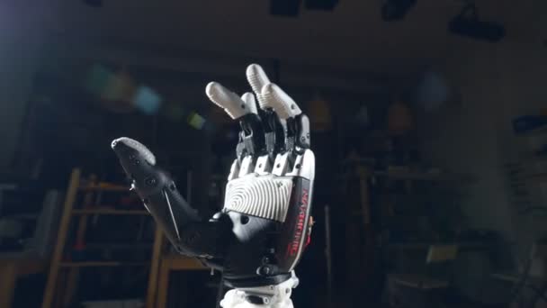Die Kamera bewegt sich in Zeitlupe um die Roboterhand, Nahaufnahme. — Stockvideo