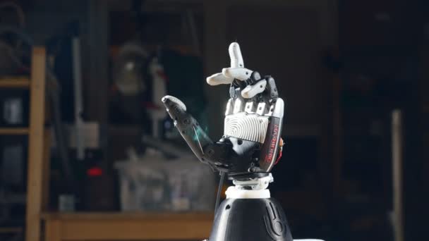 The robot hand is opening in the slow motion. Dolly shot. — Stock Video