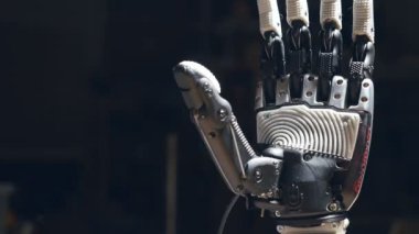 Kapanış robot elinde yakın çekim.