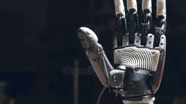 Gros plan sur la fermeture des mains du robot . — Video