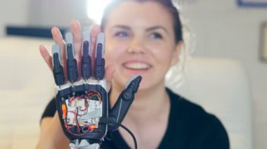 Robot el ile sağlıklı avucunun dokunmadan mutlu Engelli Bayan. Yakın çekim.