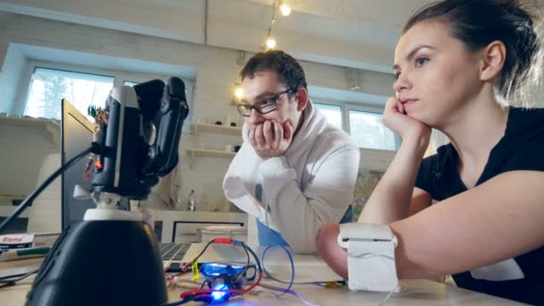 Bilim adamı ve Engelli kız uzvunu el hareketlerini takip etmek robot el yapmak çalışıyoruz. — Stok video