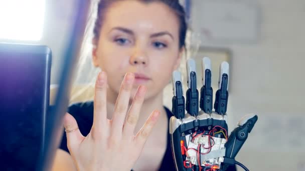 Il primo piano delle ragazze faccia toccare la mano robot . — Video Stock