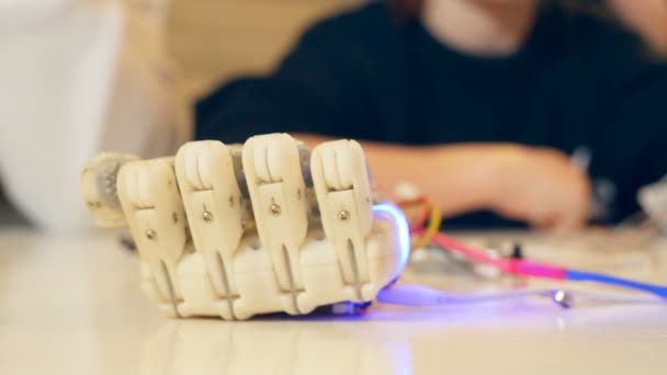 Primo piano delle prodezze come si chiude e si apre la mano del robot . — Video Stock