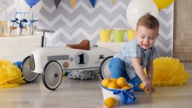 Şirin çocuk kadar sarı limon bunları vazoya koyayım almaya gitti. 4k.