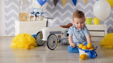 Küçük oğlan dışarı dekore vazo limon alıyor.