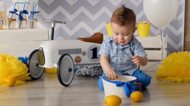 Alt katta parlak sarı limon ile oynuyor.