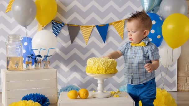Handen in de cake van de kindverjaardag. — Stockvideo