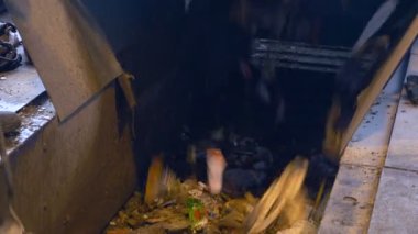 Groove düşen çöp. Yakın çekim. 4k.