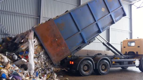Çöp boşaltma. Atık toplama kamyon çöp atık bertaraf tesisi topraklarında boşaltma. — Stok video