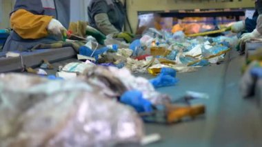 Çöp tanınmayan insanlar tarafından sıralanır. Yakın çekim. 4k.
