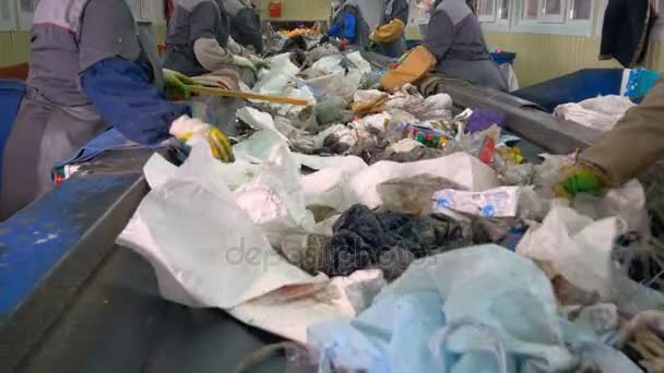 Déchets triés sur bande transporteuse. Des gens méconnus. 4K . — Video