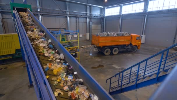 Déchets sur convoyeur. Camion avec ordures pressées. 4K . — Video