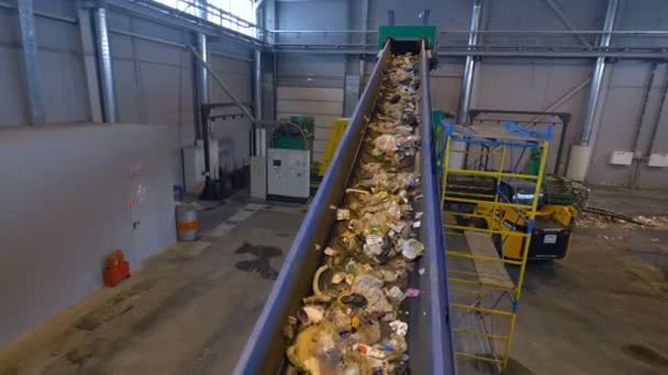 Afvalverwijdering planten transportband vervoer van de garbage.4k. — Stockvideo