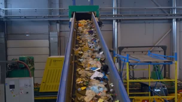 Close up van de transportband, vervoert afval omhoog. 4k. — Stockvideo