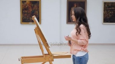 Ressam beyaz canvas.4k önünde.