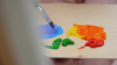 Palette renkleri karıştırma. Yüzü yok. 4k.