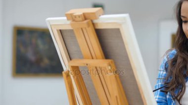 Kadın ressam iş başında. Steadicam. Yakın çekim. 4k.