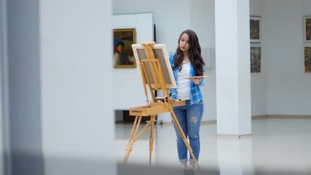 斯坦尼康来拍摄工作的女孩艺术家。4 k. — 图库视频影像