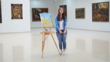 Yakın çekim portre poz kız sanatçı. 4k.