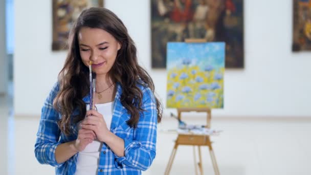 Lächelnde Malerin, die ihr Meisterwerk zeigt. Nahaufnahme. 4k. — Stockvideo