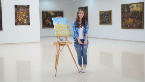 Közelkép portréja a lány művész pózol. 4k. — Stock videók