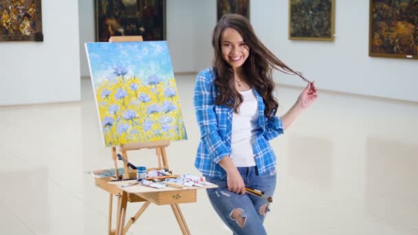 Šťastná dáma malíř, umělec, stojící poblíž stojan. Zblízka. 4k. — Stock video