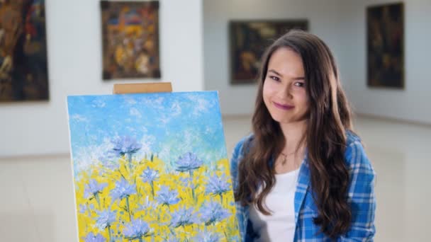 De close-up portret van het meisje permanent in de buurt van het schilderij. 4k. — Stockvideo