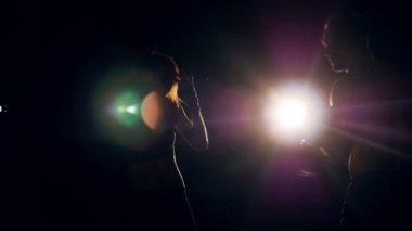 İki kişi mücadele shilouettes. Yüzü yok. Yakın çekim. 4k.