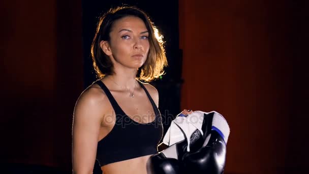 El retrato de la chica boxeadora con guantes de boxeo. 4K . — Vídeos de Stock