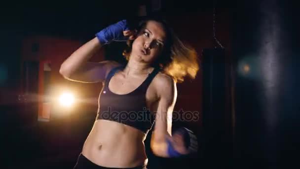 Närbild av flickan boxning med slagsäck. 4k. — Stockvideo