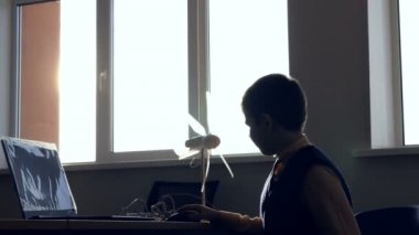 Çocuk jeneratör Rüzgar uygulamalı eğitim alternatif enrgy kadar ayarla. Alternatif enerji kavramı.