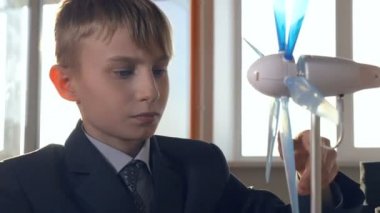 Rüzgar enerjisi hakkında öğrenme öğrenci. Alternatif enerji sınıfı.