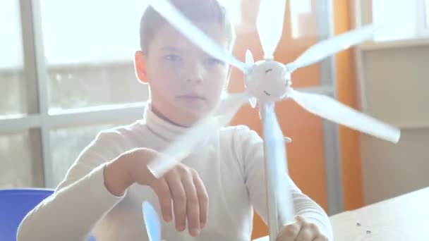 Gli studenti delle scuole elementari studiano energie alternative con turbina eolica e pannello solare . — Video Stock