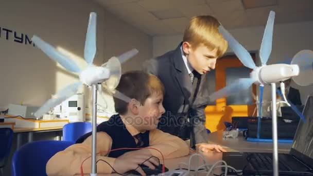 Clase de física en la escuela primaria. Estudiantes estudian energía alternativa - paneles solares y generadores eólicos . — Vídeos de Stock