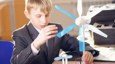 Rüzgar enerjisi hakkında öğrenme öğrenci. Alternatif enerji sınıfı.