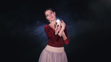 Pointe ayakkabı tutan balerin. Portre. Yakın çekim. HD.