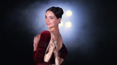 Poz, pointe ayakkabılarını gösteren zarif balerin portresi. Yakın çekim. HD.