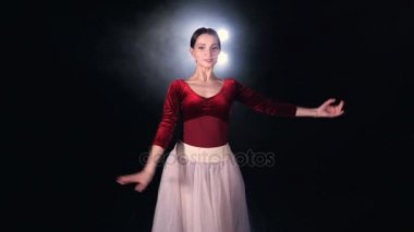 Güzel hareketleri gösteren zarif balerin. Yakın çekim. Portre. HD.