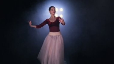 Bale hareketleri zarif bale dancerl tarafından gerçekleştirilen. Yakın çekim. Portre. HD.