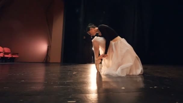 Närbild av professionella ballerinan sätta på pointe skor. Närbild. Porträtt. Dolly. HD. — Stockvideo